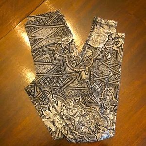 Lululemon wunder under black and white print leggings GUC size 6